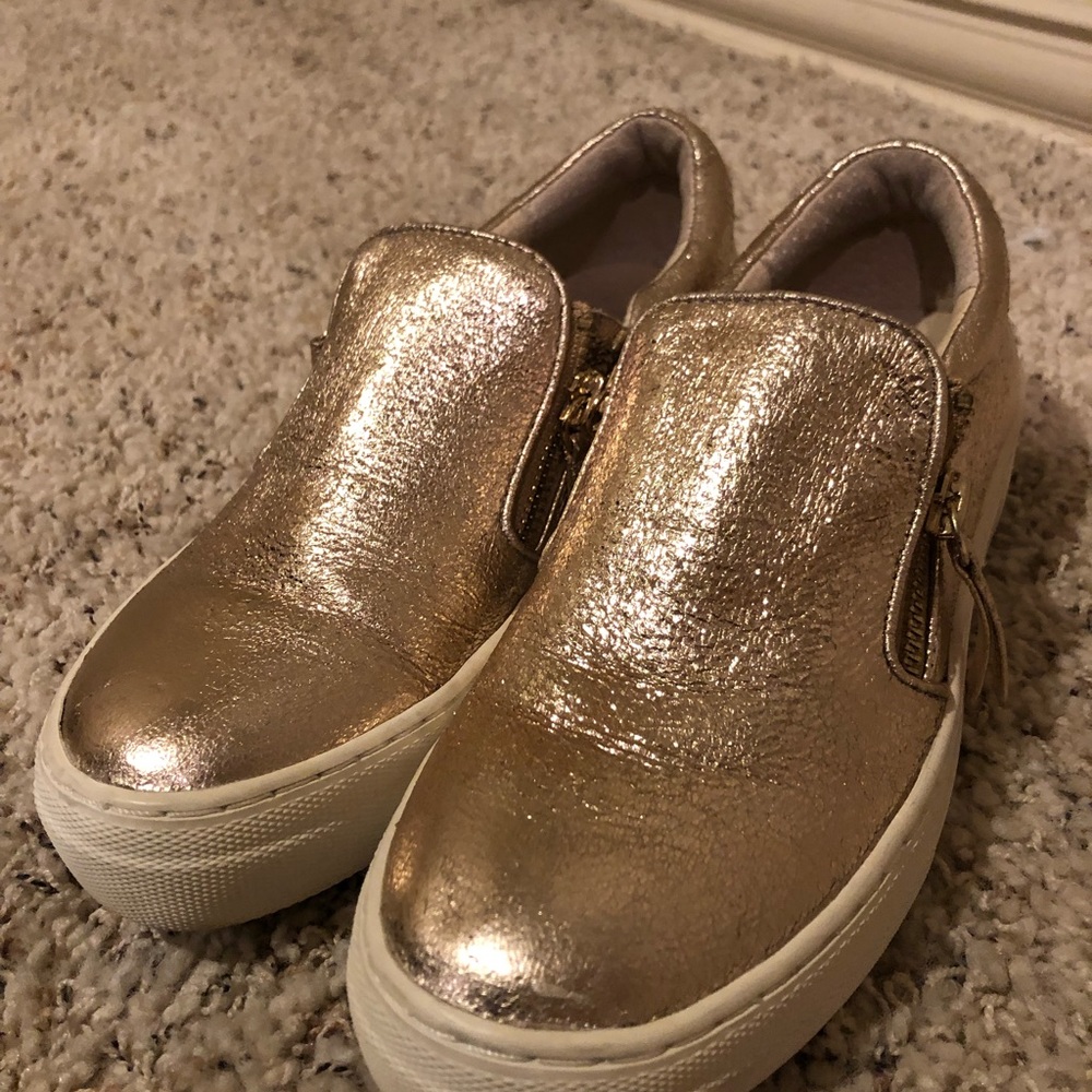 Steve Madden gold Glaammar tennis shoes perfect condition size 5